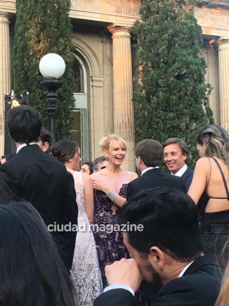 La invitada a la boda de Pampita que fue con un vestido blanco con encaje