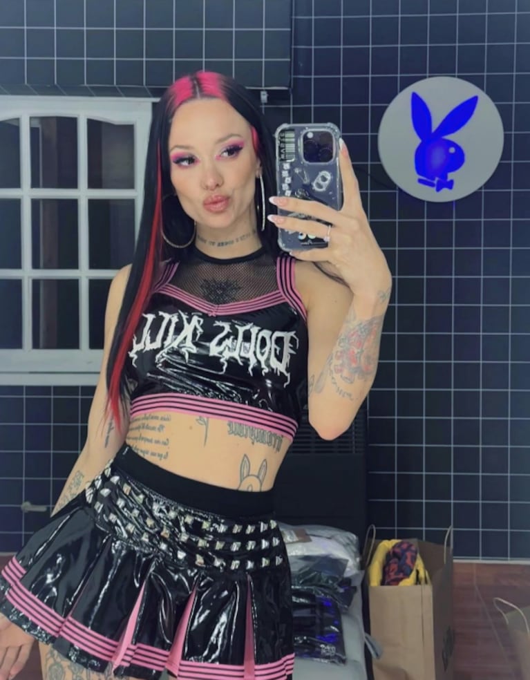 La Joaqui estrenó un look "porrista" para brillar en el escenario: top, falda tableada y cabello fucsia