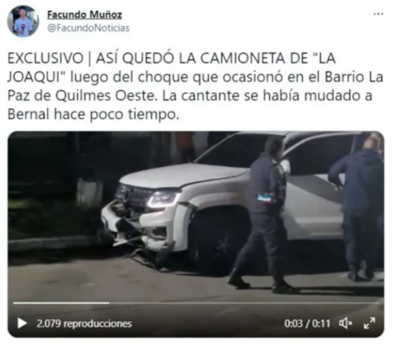 La Joaqui estrenó un look "porrista" para brillar en el escenario: top, falda tableada y cabello fucsia