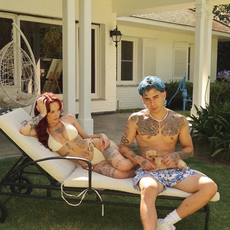 La Joaqui y Luck Ra, en la nueva casa de la cantante (Foto @lajoaqui)