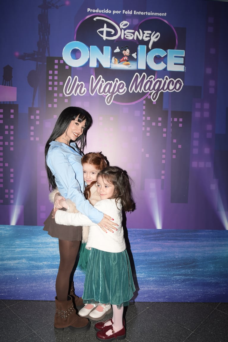 La Joaqui y sus hijas en el estreno de Disney On Ice (Foto: Prensa).