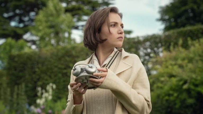 La joven aristócrata inquisitiva acaba atrapada en el centro de la investigación.