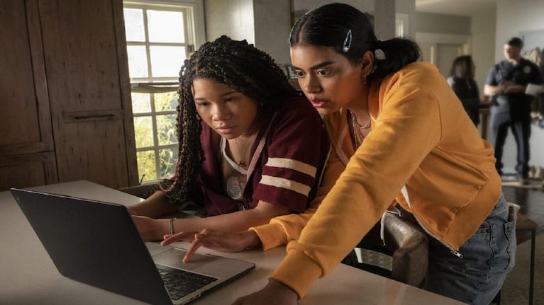 La joven debe recurrir a las redes sociales para iniciar su propia investigación.