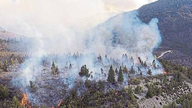 La lluvia favorece la tarea de los bomberos en la contención del incendio en El Bolsón