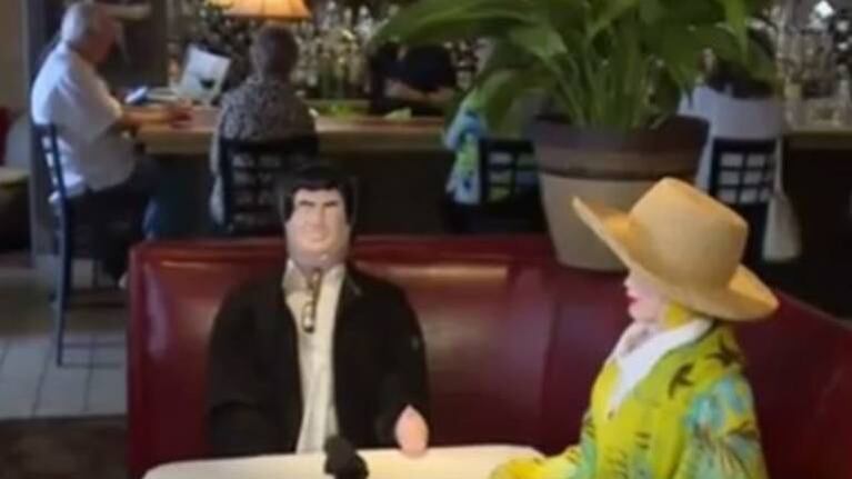 La loca idea de poner muñecos en los restaurantes por la distancia social
