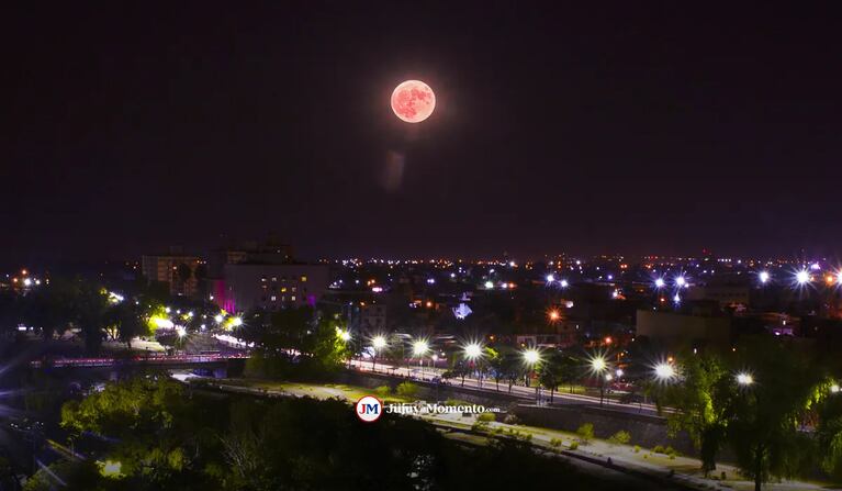 La luna de Fresa sobre Jujuy. Crédito Web