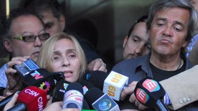 La madre de Angeles Rawson habla en la puerta del famoso edificio de Ravignani 2360. El "show" mediático recién empezaba...