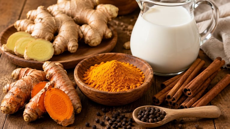 La magia de la cúrcuma, el jengibre y la canela: por qué algunos recomiendan mezclarlas con leche. Foto: IA