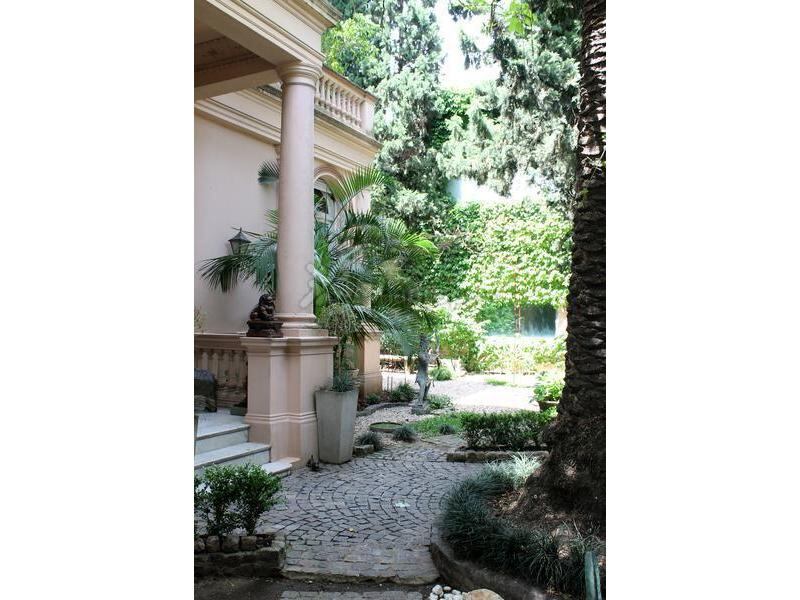 La majestuosa mansión palermitana de Natalia Oreiro y Ricardo Mollo. (Foto: Web)