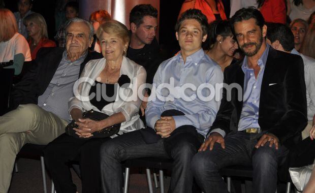 La mamá de Ara, su hijo Tomás y Fabián Mazzei dijeron presente (Foto: Jennifer Rubio). 