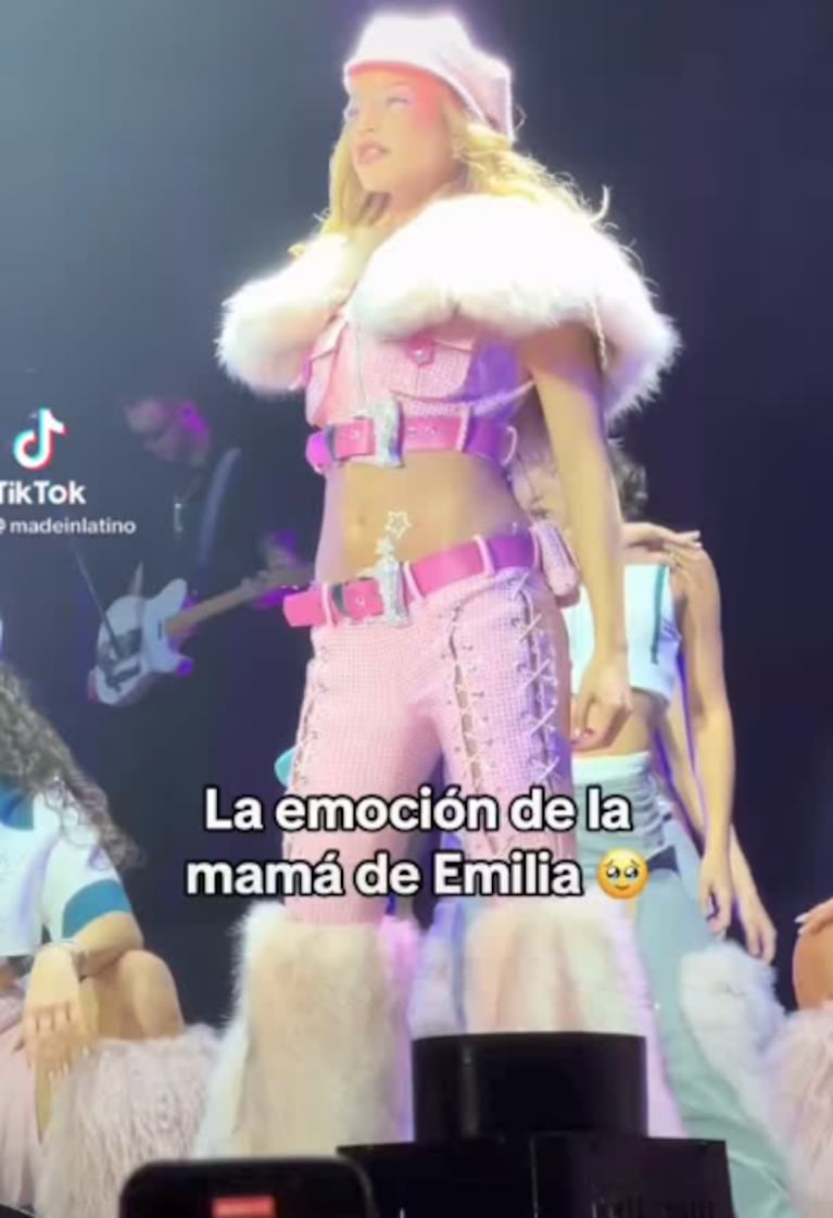 La mamá de Emilia Mernes se emocionó al ver a su hija en el escenario del Movistar Arena: el video