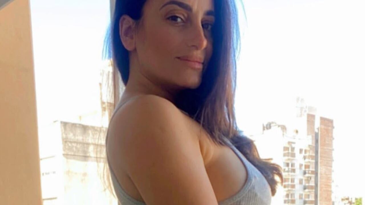 La mamá de Tomás Holder al borde de la censura: posó de espaldas con una microbikini en la terraza