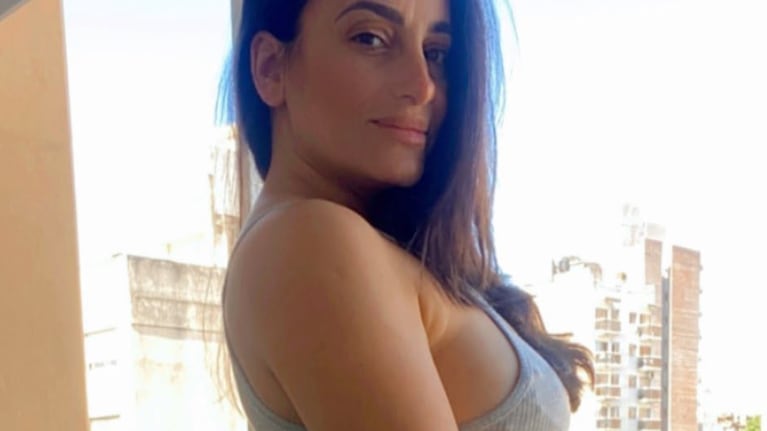 La mamá de Tomás Holder al borde de la censura: posó de espaldas con una microbikini en la terraza