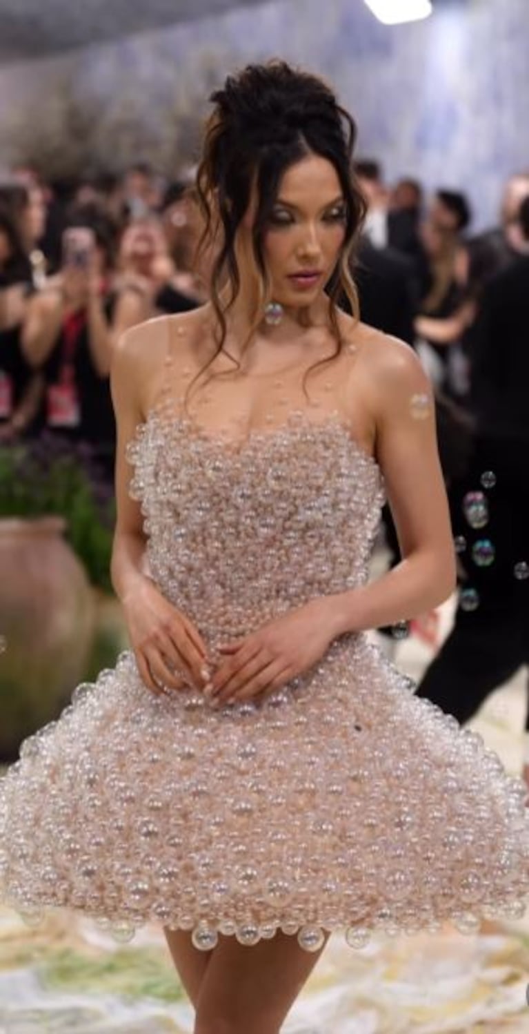La medallista olímpica Eileen Gu lució un vestido de vidrio de Iris van Herpen en la MET Gala 2026 (Foto: Instagram/@womenshealthesp).
