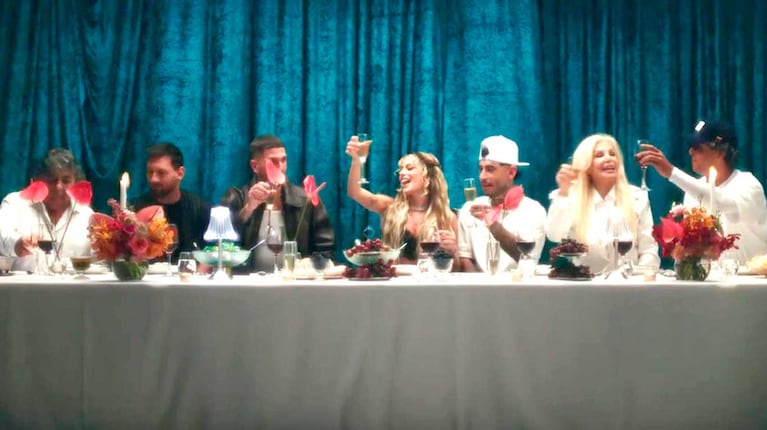 la mesa de famosos en el nuevo clip de Tini Stoessel, "Dos Amantes" (Foto: captura YouTube)