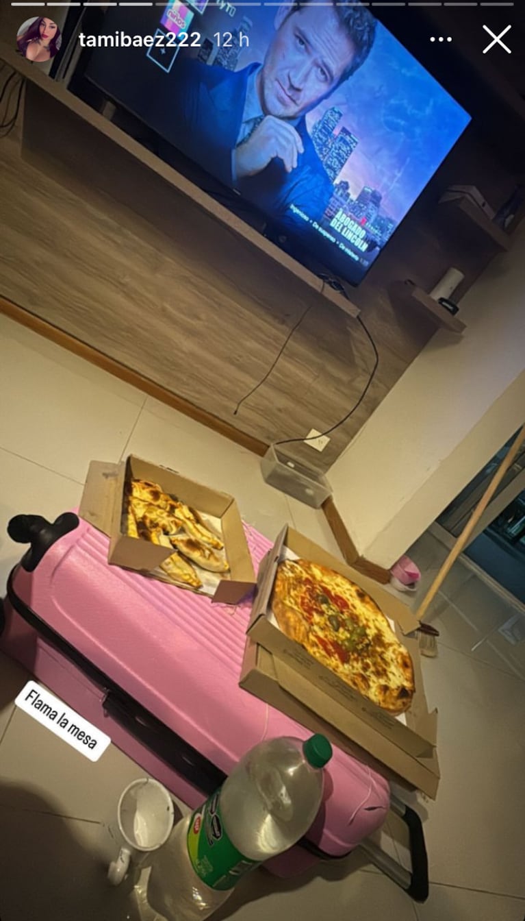 La mesa improvisada que usó Tamara Báez en medio de su mudanza. Fuente: Imagen subida a Instagram por Tamara Báez.