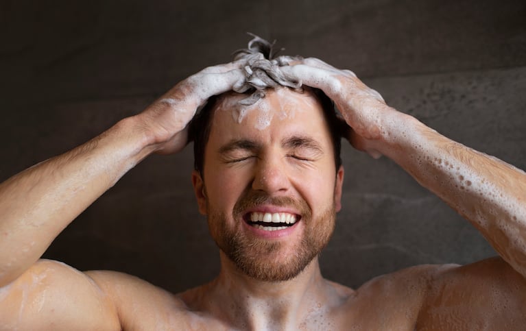 La mezcla con acondicionador y cacao se emplea luego de haberse enjuagado el shampoo. Foto: Freepik