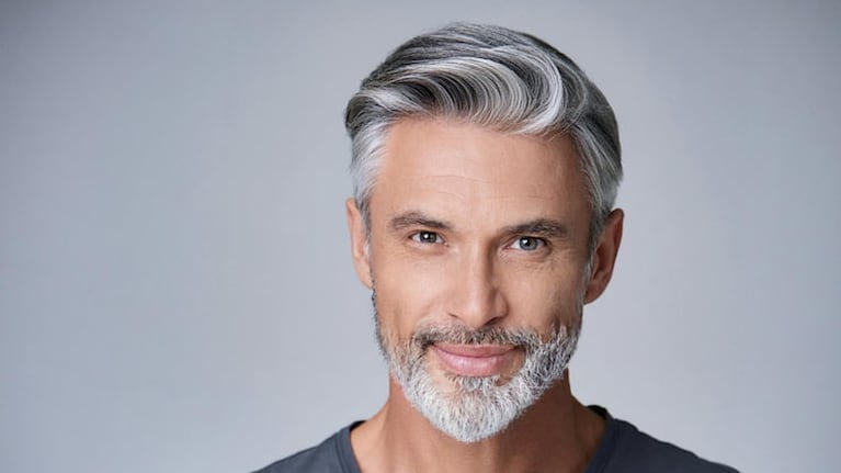 La mezcla de cacao y acondicionador ayuda a combatir las canas. Foto: Freepik