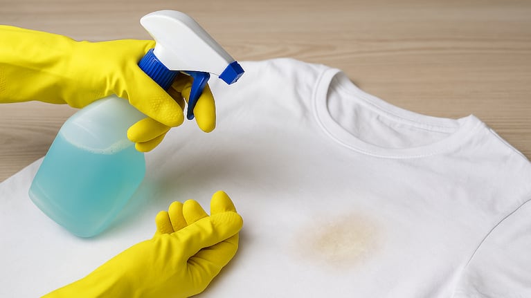 La mezcla de lavandina con azúcar sirve para quitar manchas. Foto: IA