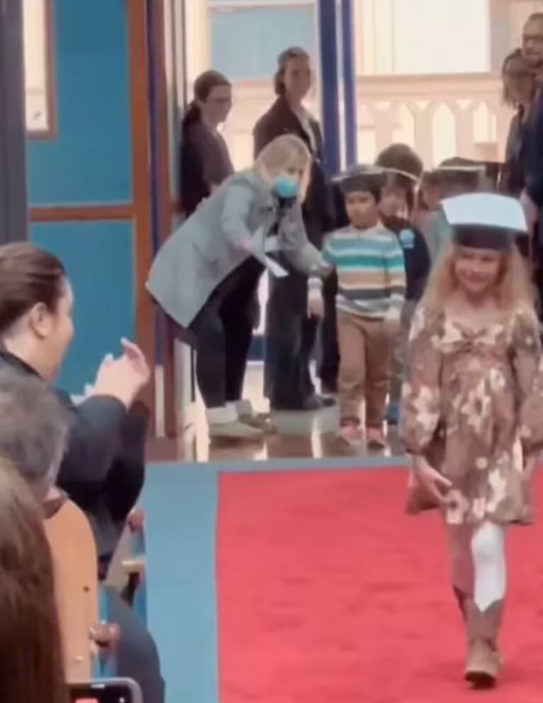 La modelo compartió en Instagram dulces postales que la muestran subiendo al escenario con su diploma.