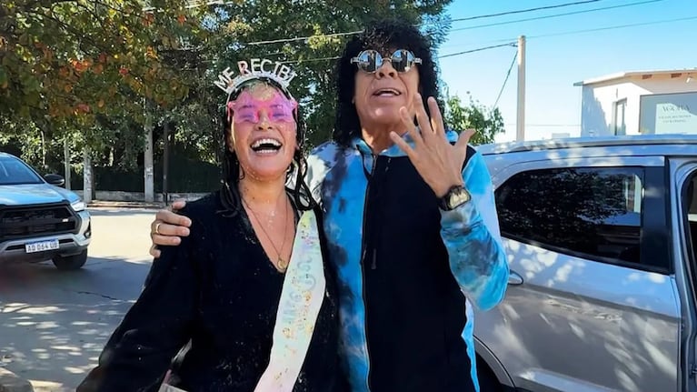 La Mona Jiménez frenó su auto para felicitar a una joven abogada en plena caravana de recibida en Córdoba. Crédito: Instagram