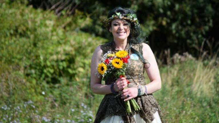 La mujer que se casó con un árbol celebró su primer aniversario