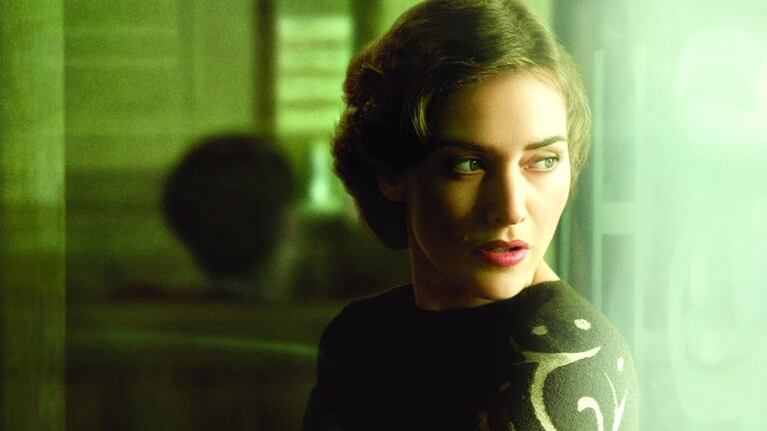 La multipremiada Kate Winslet le da vida a una mujer luchadora en una época complicada.