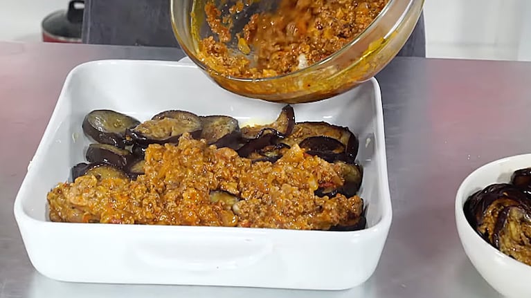 La musaka, una receta que se prepara con berenjenas, carne picada y salsa bechamel. Foto: Cucinare TV