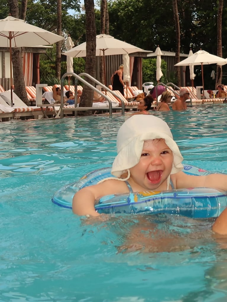 La nena disfrutó de un rato de juegos en el agua con su flotador. Fuente: Instagram @ailencova