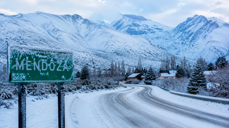 La nieve llegó con fuerza a la Argentina: las provincias donde nevó este 11 de junio (Foto IA)