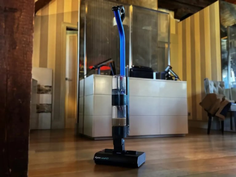 La nueva Dyson WashG1 es la primera fregona eléctrica de la marca.
