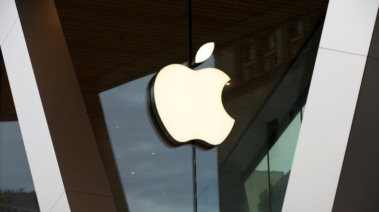 La nueva versión de iOS 14.2 llega con más emojis inclusivos y detector de distancia. Foto: AP.