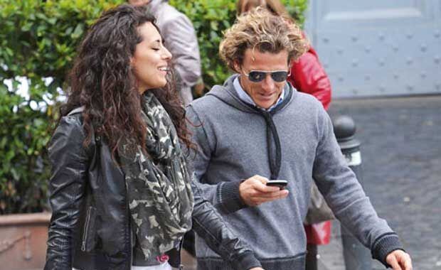 La nueva "victoria" de Diego Forlán: cerca de una sexy morocha. (Foto: Revista Caras)