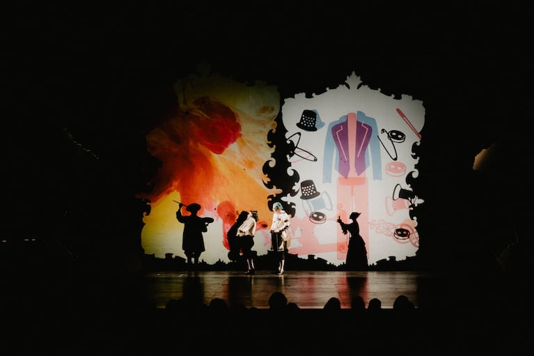 La obra creada por Elenora Comelli y Johanna Wilhelm, a partir de una versión libre de la novela de von Chamisso, concibe una realidad multiplicada donde coexisten las artes visuales, la música y el movimiento.