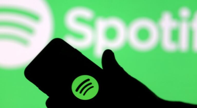La página de inicio de Spotify en móviles sugerirá retomar 'podcasts' o profundizar en el historial. Foto: Reuter.