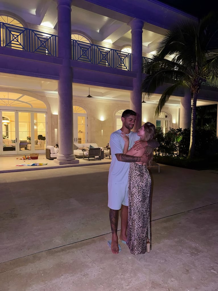 La pareja abrazada frente a la mansión. Fuente: Instagram