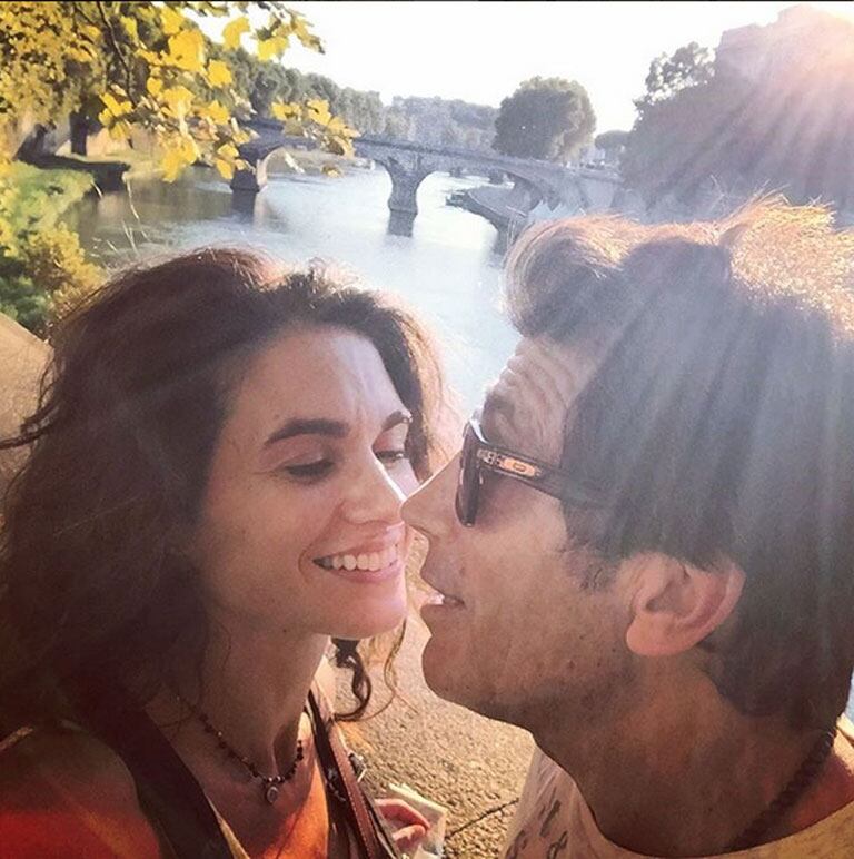 La pareja, con el río Tevere en Roma de fondo (Fotos: Instagram). 
