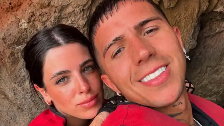 La pareja de Enzo Fernández compartió postales playeras que revolucionaron Instagram en medio de sus vacaciones.