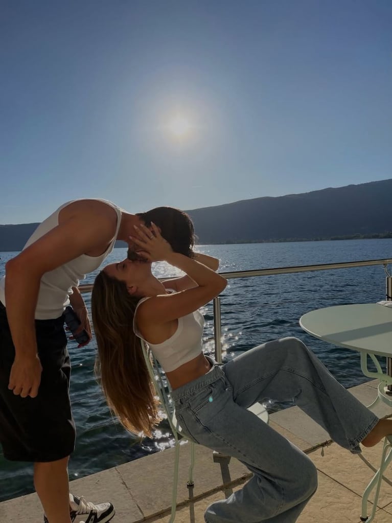 La pareja disfruta de las vistas al lago que rodea la propiedad. Fuente: Instagram.