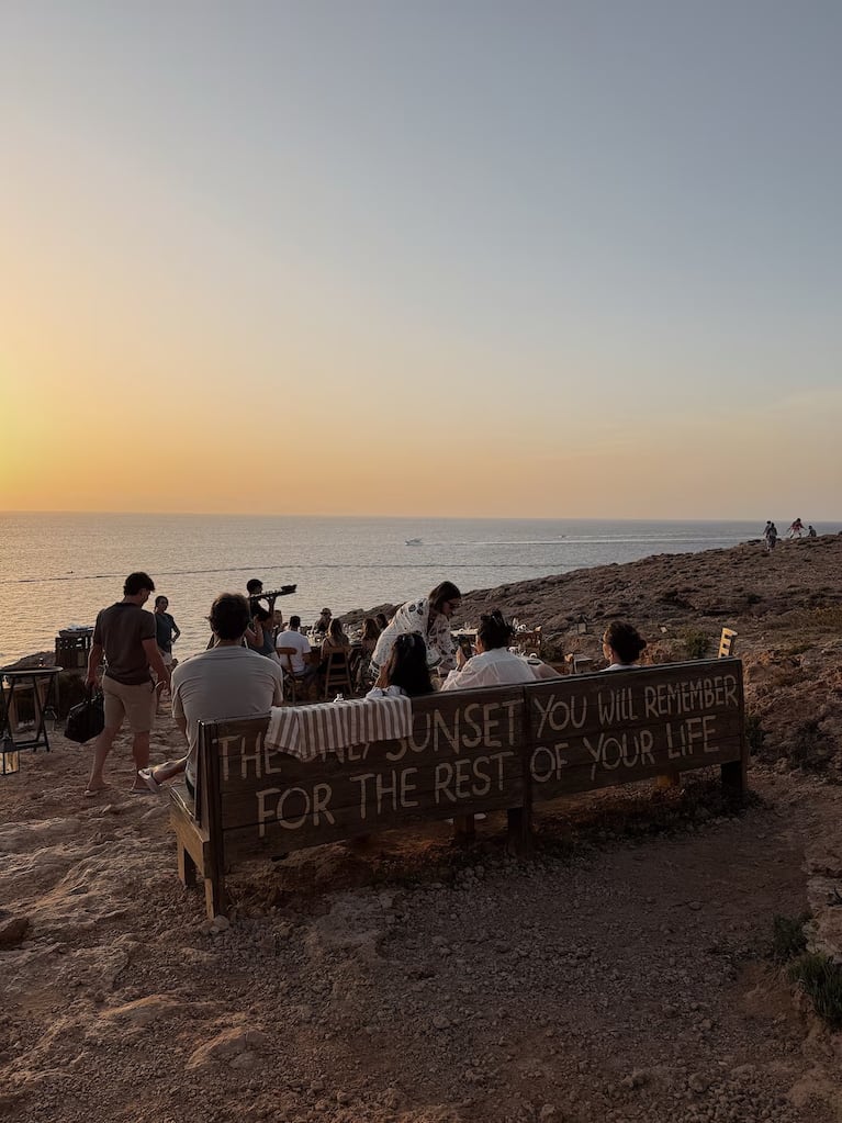  La pareja eligió un acantilado costero de Ibiza para disfrutar del atardecer
Fuente: Instagram