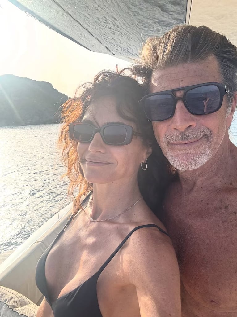 La pareja posando feliz con el sol y el mar de fondo (Instagram)