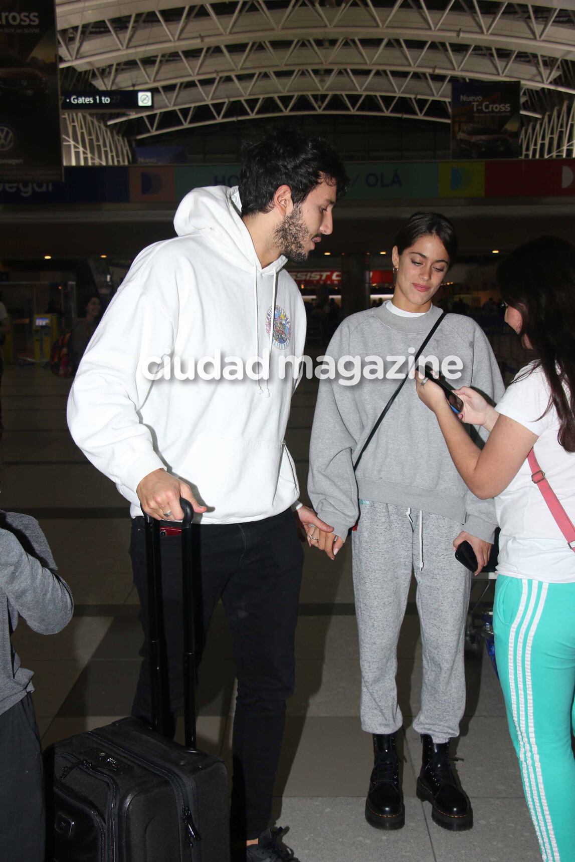 La pareja se sacó fotos con sus fans, súper buena onda (Fotos: Movilpress). 