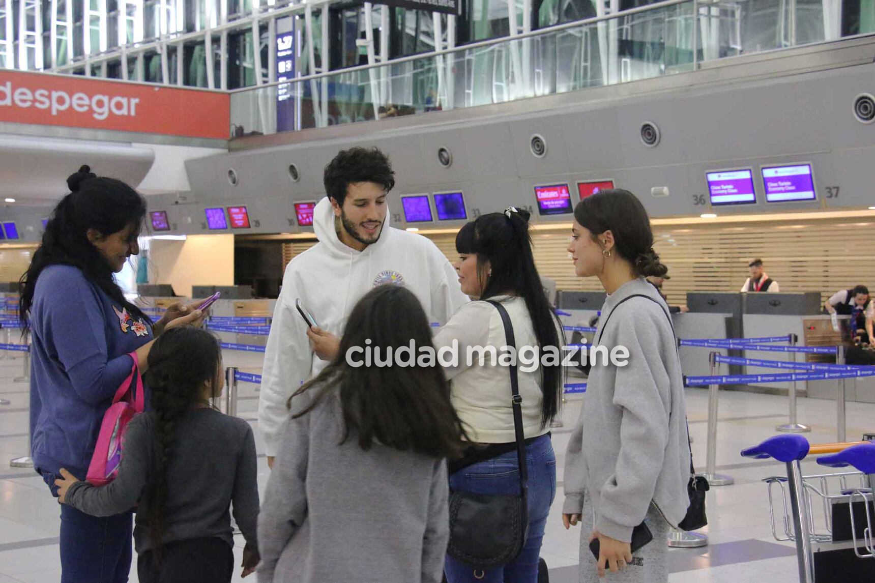 La pareja se sacó fotos con sus fans, súper buena onda (Fotos: Movilpress). 