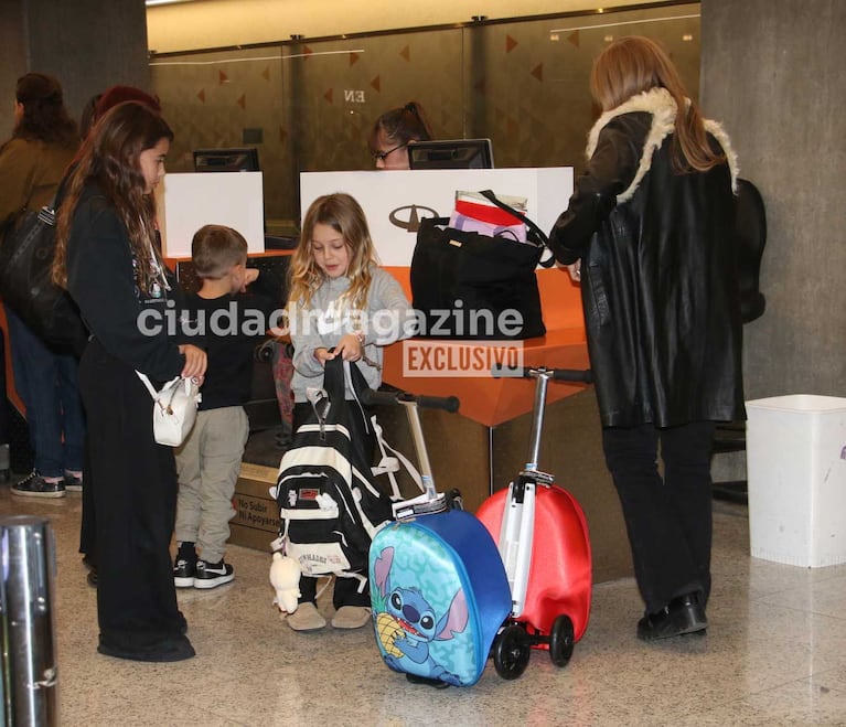 La partida de los hijos de la China Suárez, junto a su abuela, el pasado 24 de agosto. Foto: Movilpress