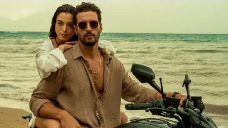 La película adapta una novela bestseller firmada por Sue Hecker, pseudónimo de Débora Giménez.