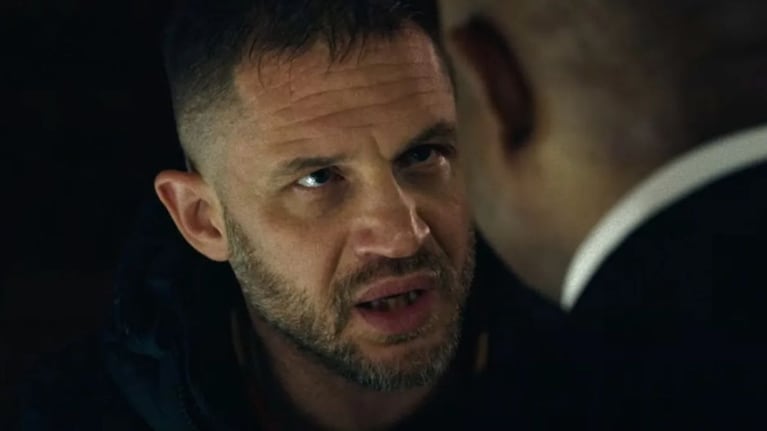 La película construye a un Walker (Hardy) como un héroe profundamente desgastado.