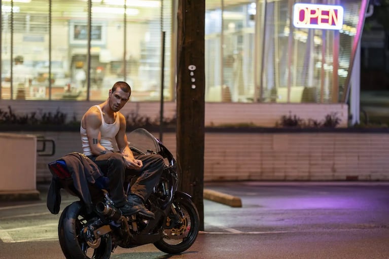 La película de K.J. Apa que tiene acción y romance y la rompe en streaming
