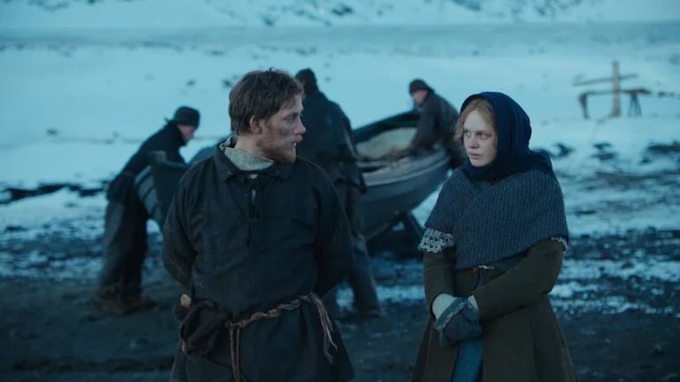 La película sigue a una comunidad costera aislada que presencia un naufragio.