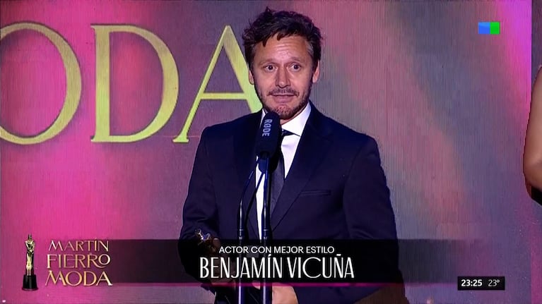 La pícara dedicatoria de Benjamín Vicuña en el Martín Fierro de la moda tras el fallido sobre Pampita