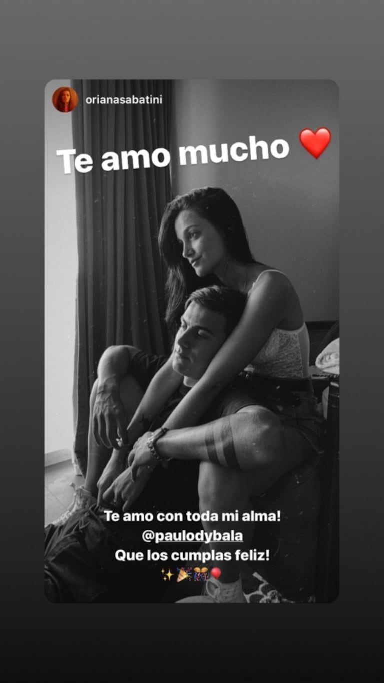 La pícara foto de Oriana Sabatini con la “manito indiscreta” de Paulo Dybala: "Te amo hasta el infinito"